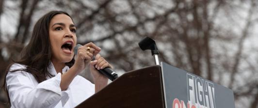 Congresista Ocasio-Cortez exige informe al gobierno de EEUU sobre posibles vínculos de funcionarios con planes golpistas contra presidente Petro