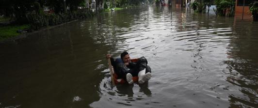 Persona en medio de inundación.