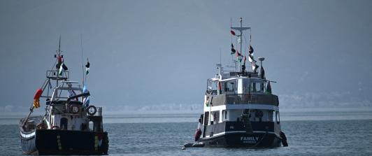 Un barco (R), conocido como «La Familia» y que forma parte de la Flotilla Global Sumud, está anclado frente a la costa del pueblo de Sidi Bou Said. 