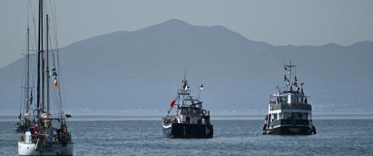 Un barco (R), conocido como «La Familia» y que forma parte de la Flotilla Global Sumud, está anclado frente a la costa del pueblo de Sidi Bou Said. 