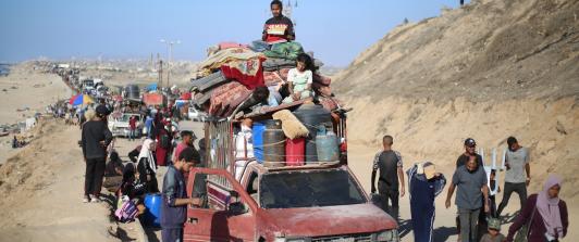 Los palestinos desplazados se desplazan con sus pertenencias hacia el sur por una carretera en la zona del campo de refugiados de Nuseirat, en el centro de la Franja de Gaza, tras las nuevas órdenes de evacuación de Israel para la ciudad de Gaza.