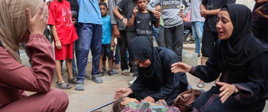 Los familiares lloran junto a los cadáveres de Layan, de 2 años, e Iman Salem, de 5, que murieron en los ataques israelíes contra su tienda de campaña en el barrio de Al-Nasr, en el hospital Al-Shifa de la ciudad de Gaza.