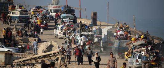 Los palestinos desplazados se desplazan con sus pertenencias hacia el sur por una carretera en la zona del campo de refugiados de Nuseirat, en el centro de la Franja de Gaza, tras las nuevas órdenes de evacuación de Israel para la ciudad de Gaza.