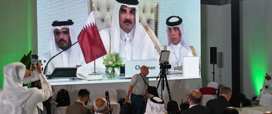 Los periodistas siguen el discurso del emir de Catar, el jeque Tamim bin Hamad Al-Thani, en el centro de prensa, durante la inauguración de la cumbre árabe-islámica de emergencia de 2025 en Doha. 