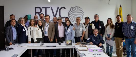 Hollman Morris junto a extrabajadores de Inravisión. / Foto: RTVC.
