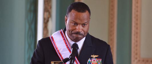 El jefe del Comando Sur de los Estados Unidos, almirante Alvin Holsey, gesticula tras ser condecorado con la Orden al Mérito del Comando de las Fuerzas Militares «Gral. Div. Bernardino Caballero» en el grado de Gran Cruz en el Palacio de Gobierno de Asunción.
