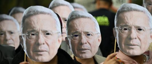 Máscaras de Álvaro Uribe Vélez.