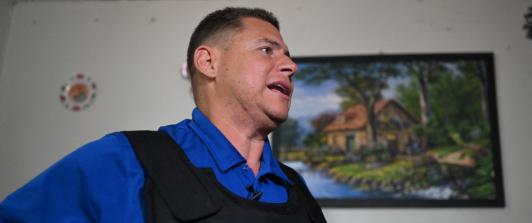 Periodista denuncia aislamiento y tortura psicológica tras ser detenido mientras transmitía protesta contra Trump