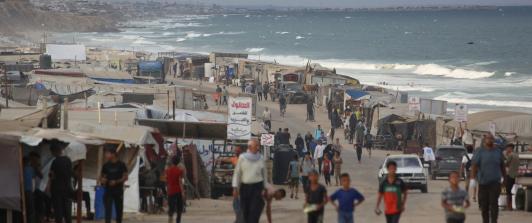Los palestinos desplazados comienzan su día en un campamento improvisado junto a la playa en la ciudad de Al-Zawayda, cerca de Deir al-Balah, en el centro de la Franja de Gaza. 