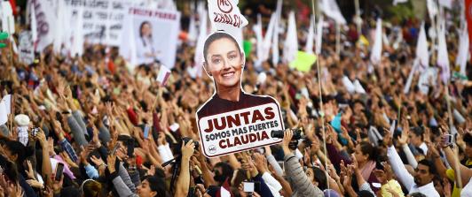 Los partidarios de la nueva presidenta de México, Claudia Sheinbaum, asisten a una ceremonia en la que ella recibe un bastón ceremonial de manos de los pueblos indígenas en la plaza del Zócalo de la Ciudad de México.