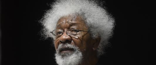 El escritor nigeriano Wole Soyinka habla durante una conferencia para conmemorar el 50 aniversario del fin de la Guerra Civil de Nigeria en Lagos. 