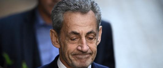 El expresidente francés Nicolas Sarkozy abandona su residencia para presentarse en la prisión de La Santé, donde cumplirá una condena de cinco años tras ser declarado culpable de conspiración criminal por un plan para que el difunto dictador libio Muamar el Gadafi financiara su campaña electoral de 2007, en París.