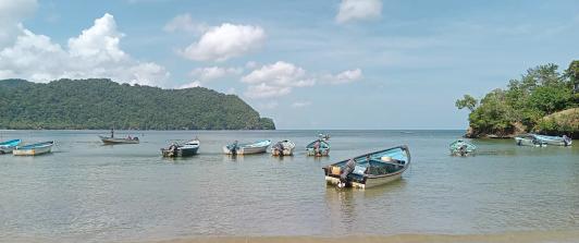 Se ven barcos en la costa de La Cueva Bay, en la costa norte de Trinidad y Tobago.