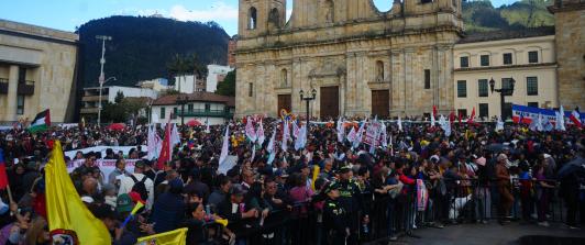 unto a miles de ciudadanos que llenaron la Plaza de Bolívar en Bogotá en una gran concentración en respaldo al presidente Petro
