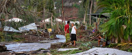Una familia de la localidad de El Cobre, en la provincia de Santiago de Cuba, permanece en su casa destruida tras el paso del huracán Melissa.