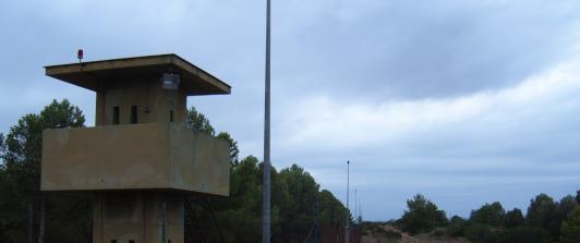 Torre de vigilancia y cercado de separación en la Base Militar extranjera como quiere instalar Daniel Noboa