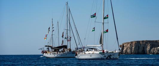 Miembros del grupo de barcos de la Flotilla Global Sumud hacia Gaza se ven amarrados en la pequeña isla de Koufonisi, al sur de la isla de Creta.