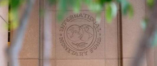 El logotipo del Fondo Monetario Internacional (FMI) se muestra en el exterior de su sede en Washington, D.C.