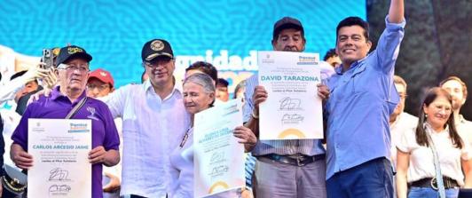 Presidente junto adultos mayores. / Foto: Departamento de Prosperidad Social.