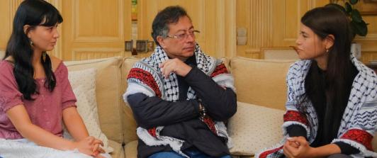 Petro con Luna Barreto y Manuela Bedoya. / Foto: Presidencia.