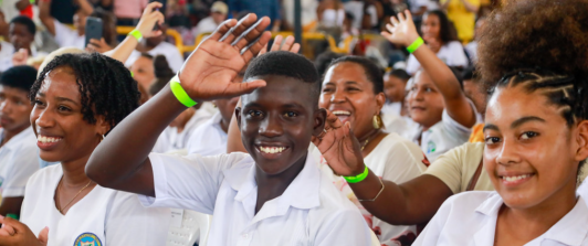 grupo de jovenes estudiantes afro reunidos en un encuentro 