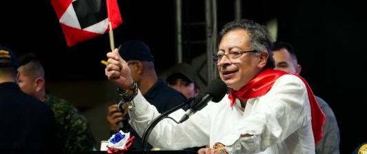 Presidente explica la bandera. / Foto: Presidencia.