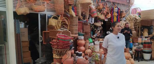 Venta de artesanías, plaza distrital de mercado del doce de octubre