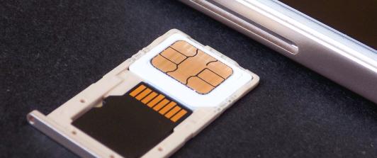 Investigan a Tigo, Claro, Movistar y WOM por fallas que habrían facilitado fraudes con la reposición de tarjetas SIM 