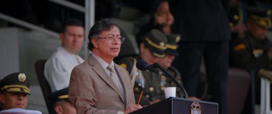 El primer mandatario también denunció que el grupo armado, en manos de Iván Mordisco, estaría involucrado en narcotráfico y minería ilegal en zonas estratégicas de la Amazonía.