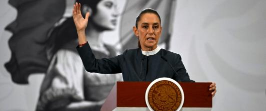 La presidenta de México, Claudia Sheinbaum, habla durante su rueda de prensa diaria, en la que anunció avances en la organización de la próxima Copa Mundial de la FIFA 2026.