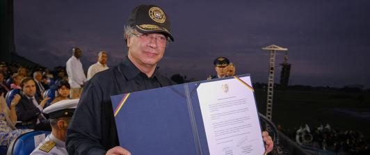 Colombia firma histórico acuerdo con Suecia para adquirir 17 aviones de combate Gripen