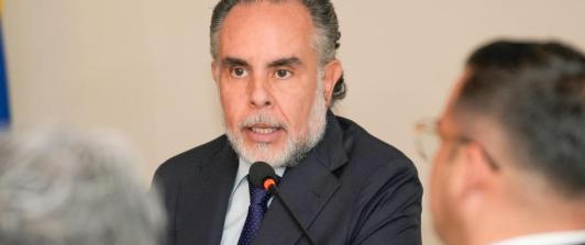 Salario mínimo podría llegar a $1.800.000 en 2026, según ministro Benedetti