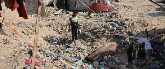 Un niño palestino observa un misil sin detonar en el barrio de Al-Rimal, en la ciudad de Gaza.