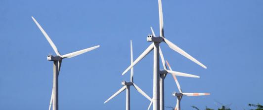 Según el informe revelado en la COP 30, Colombia avanza en acción climática con su política de frenar nuevos proyectos de petróleo y gas, e impulsar inversiones en energías limpias. 