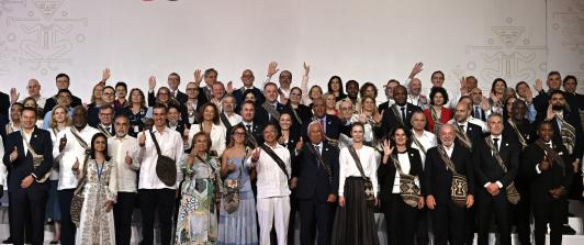 Los jefes de Estado y representantes posan para la foto de familia antes de la Cumbre CELAC UE en Santa Marta, Colombia.