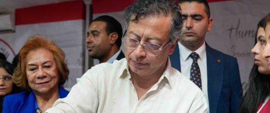 Presidente Petro firmando el compromiso de la ayuda humanitaria para Gaza en El Cairo, Egipto