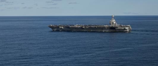 El portaaviones más grande del mundo, el USS Gerald R. Ford, navega por el mar del Norte durante el ejercicio Neptune Strike 2025 de la OTAN, dirigiéndose al Caribe.