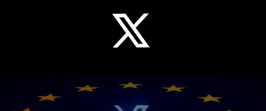 Esta fotografía ilustrativa muestra el logotipo de la red social X (antes Twitter) reflejado en una bandera de la Unión Europea en Bruselas, tras caida de Cloudflare.
