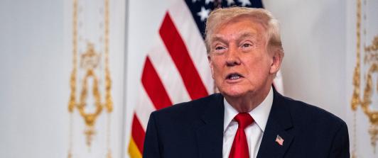 El presidente Donald Trump participa en una llamada con miembros del ejército estadounidense desde su club Mar-a-Lago en Florida el Día de Acción de Gracias., donde anunció la medida contra la migración procedente de "países del Tercer Mundo"