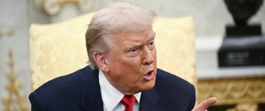 El presidente de Estados Unidos, Donald Trump, responde a las preguntas de la prensa durante una reunión con el príncipe heredero y primer ministro del Reino de Arabia Saudita, Mohammed bin Salman, en el Despacho Oval de la Casa Blanca, en Washington D. C.