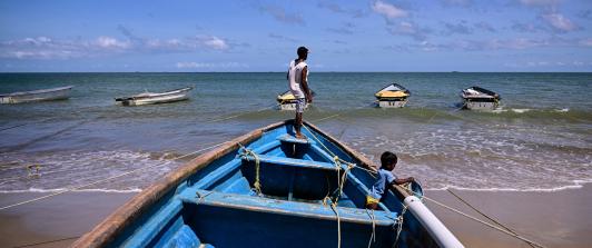 El pescador Rakesh Ramdass contempla el mar desde su barco en la playa de Cedros, en Cedros, Trinidad y Tobago. Foto tomada tras bombardeos estadounideneses en el Caribe cerca a la frontera con Venezuela