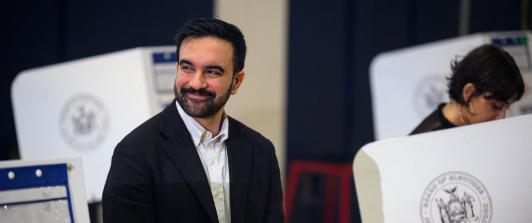 El candidato demócrata a la alcaldía, Zohran Mamdani, reacciona mientras su esposa, Rama Duwaji, vota en la Escuela de Artes Frank Sinatra. 