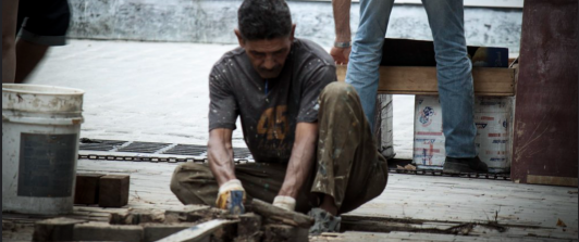 trabajador arreglando un piso