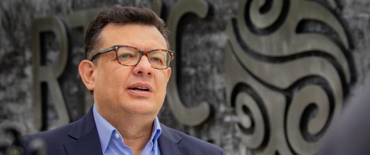 “Sus insinuaciones son canallas, le pido respeto”: Hollman Morris a Gustavo Gómez de Caracol Radio 