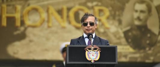 Presidente busca promover sistema de ascensos militares basado en meritocracia 