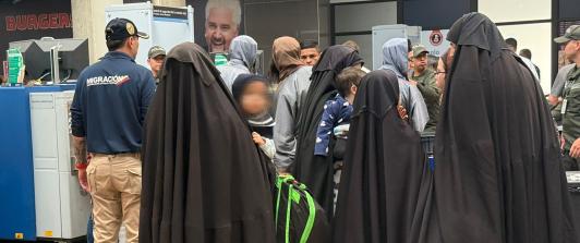 Imagen difundida por la Oficina de Prensa de Migración Colombia que muestra a miembros de la comunidad Lev Tahor siendo expulsados del país para ser posteriormente entregados a las autoridades estadounidenses en Medellín, Colombia.