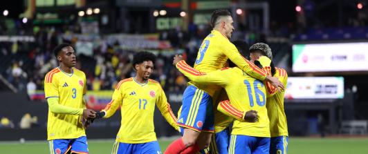 Davinson Sánchez, de Colombia, celebra con sus compañeros el tercer gol del equipo durante el partido amistoso internacional entre Colombia y Australia en el Citi Field em vísperas del Mundial 2026.