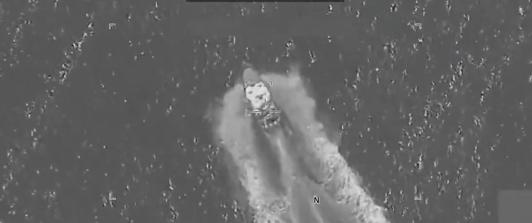 Captura de pantalla de un vídeo publicado por la cuenta X del Comando Sur de los Estados Unidos (Southcom), donde se ve una de las tres embarcaciones bombardeadas en el Pacífico. 