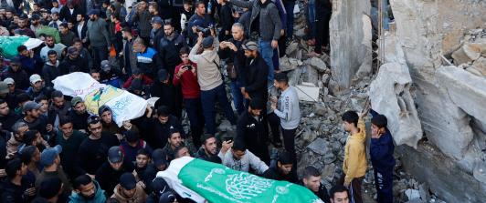 Los dolientes asisten al funeral de las víctimas mortales del ataque aéreo israelí en el campo de refugiados palestinos de Al-Shati, al oeste de la ciudad de Gaza.