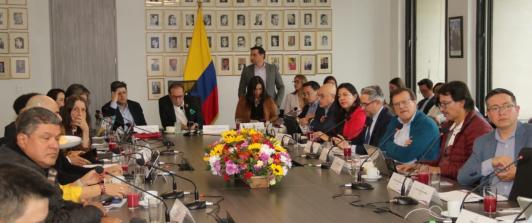 Gremios y centrales obreras discuten el salario mínimo de 2026.